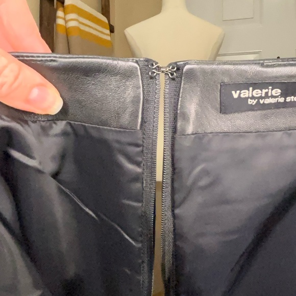 Valerie Stevens Black Leather Pencil Skirt - Picture 4 of 5